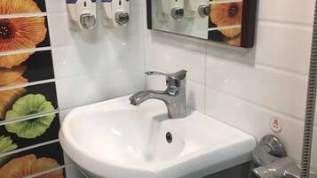 Shower, rainfall showerhead, free toiletries, hair dryer