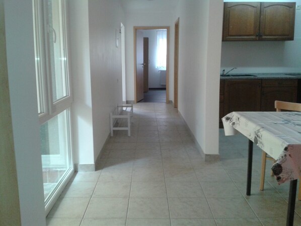 Apartment | Essbereich im Zimmer