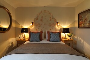 Classic Double Room (Fairford) | Hypo-allergenic bedding, free WiFi, bed sheets - The Harcourt Arms (Witney)