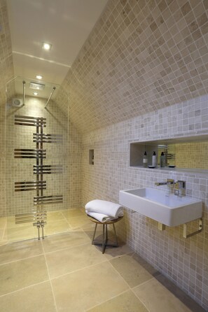 Suite ( Blenheim) | Baño | Ducha, artículos de higiene personal gratuitos y toallas