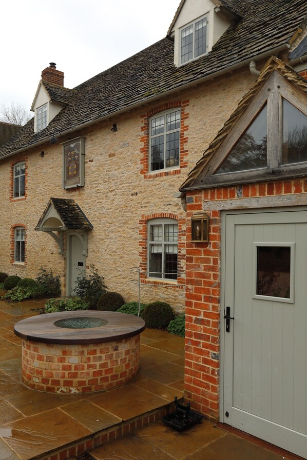 Front of property - The Harcourt Arms (Witney)