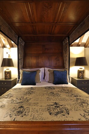 Suite ( Blenheim) | Hypo-allergenic bedding, free WiFi, bed sheets - The Harcourt Arms (Witney)