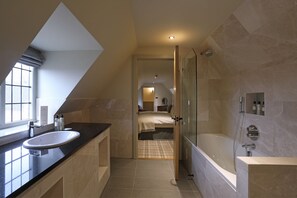 Traditional Double or Twin Room ( Bibury) | Bathroom | Shower, free toiletries, towels - The Harcourt Arms (Witney)