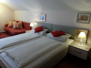 Double Room | Desk, blackout curtains, free WiFi, bed sheets - Hotel-Pension Deter (Wernigerode)