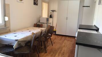 Großer Kühlschrank, Mikrowelle, Ofen, Herdplatte