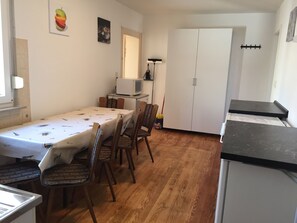 Refrigerador con congelador, microondas, horno y parrilla de estufa 