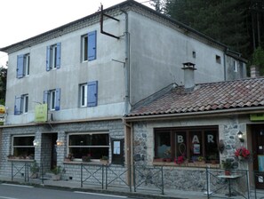 Front of property - Retour aux Sources (Meyras)