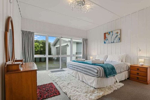 Groovy on Grey | Central Location with Spa Pool
