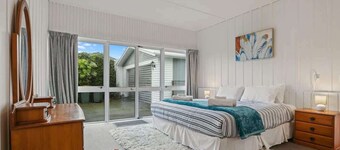 Groovy on Grey | Central Location with Spa Pool