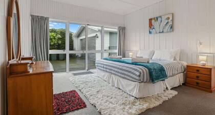 Groovy on Grey | Central Location with Spa Pool