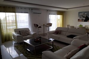 Apartamento Elite | Zona de estar | Televisión de pantalla plana de 40 pulgadas con canales por satélite