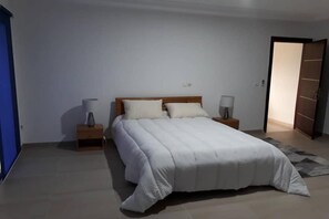 Apartamento Elite | Escritorio, espacio para trabajar con un portátil, cortinas opacas