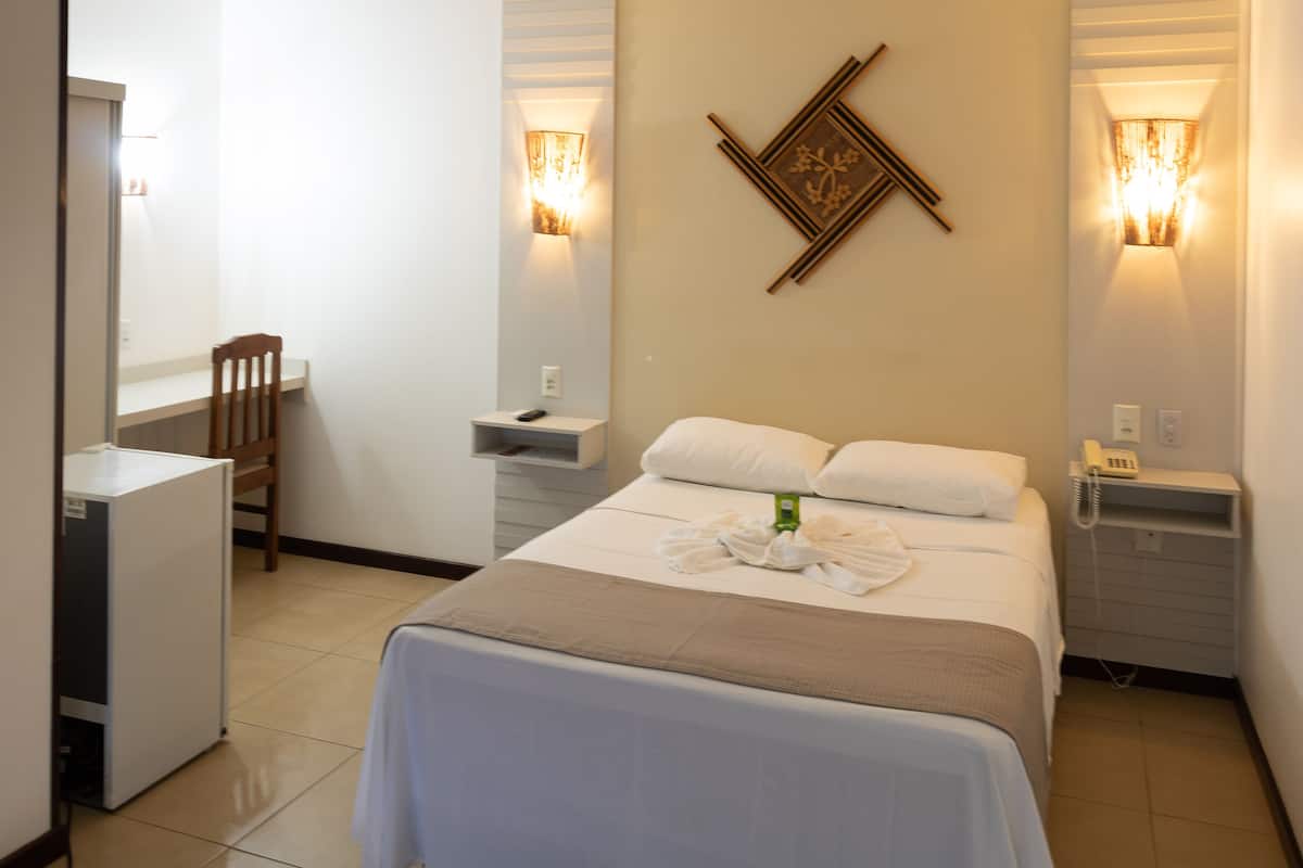 Standard Room, Garden View | Minibar, individually decorated, desk, laptop workspace
