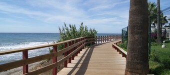 Direkt am Strand, mit Blick aufs Meer, Klimaanlage.