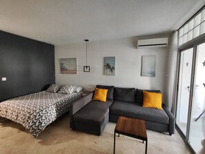 Safe på rommet, strykejern/-brett, wi-fi (inkludert) og sengetøy