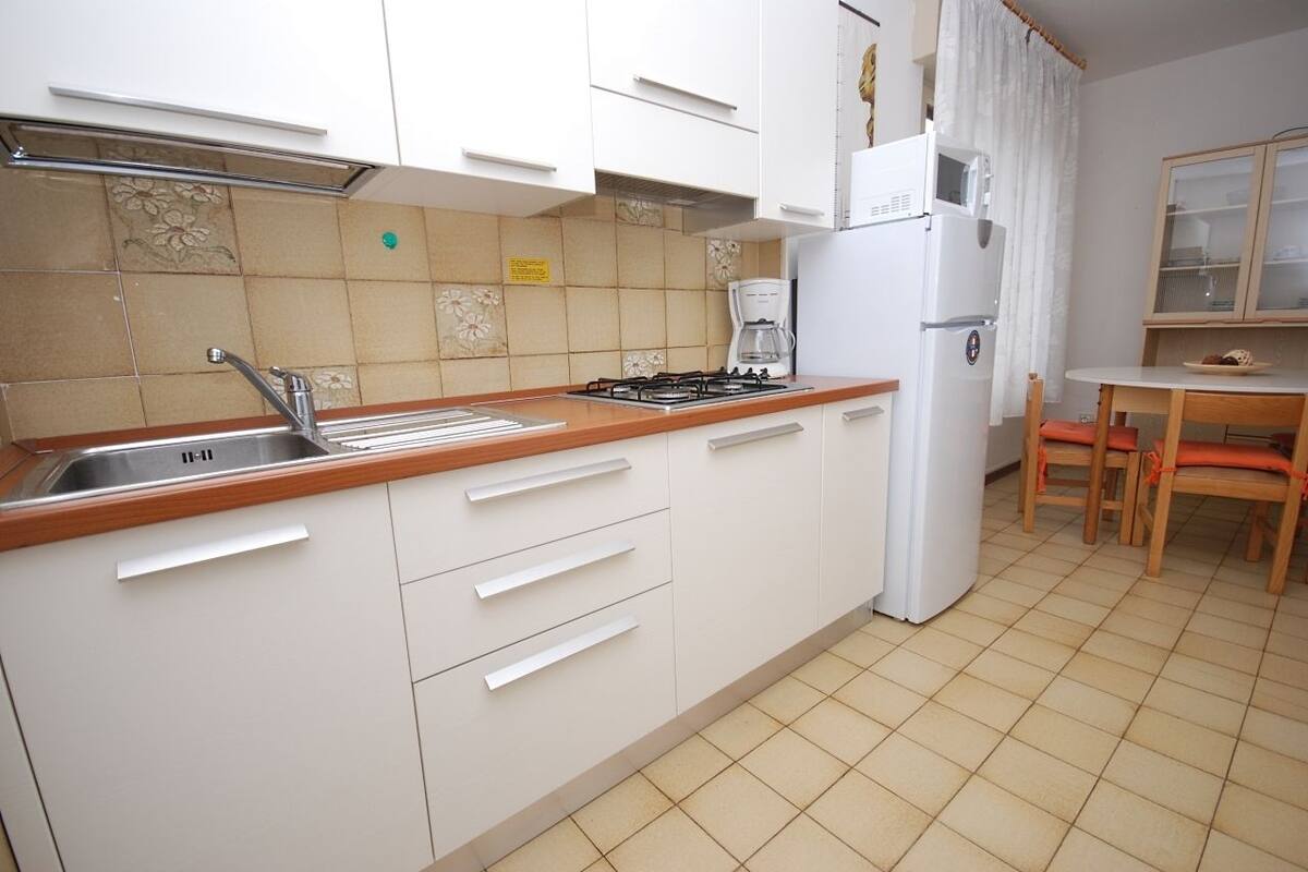 Apartment, 1 Schlafzimmer (B-4) | Eigene Küche | Kühlschrank, Mikrowelle, Wasserkocher mit Kaffee-/Teezubehör, Hochstuhl