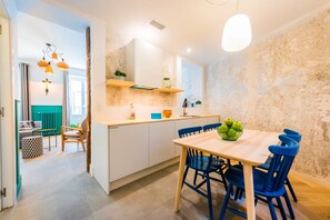 Deluxe Apartment, 1 Bedroom, City View | Living area | Flat-screen TV - Be Mate Gran Vía Suites (Madrid)