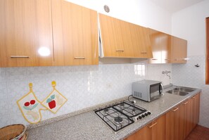 Apartment, 2 Schlafzimmer | Eigene Küche | Kühlschrank, Mikrowelle, Wasserkocher mit Kaffee-/Teezubehör