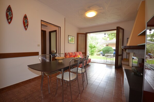 Apartment, 2 Schlafzimmer | Essbereich im Zimmer