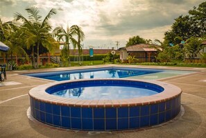 Outdoor spa tub - Hotel Campestre Tacurrumbi (Circasia)
