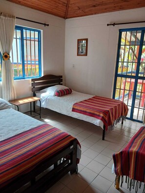 Cabaña Girasol | Bathroom | Shower, towels, soap, toilet paper - Hotel Campestre Tacurrumbi (Circasia)