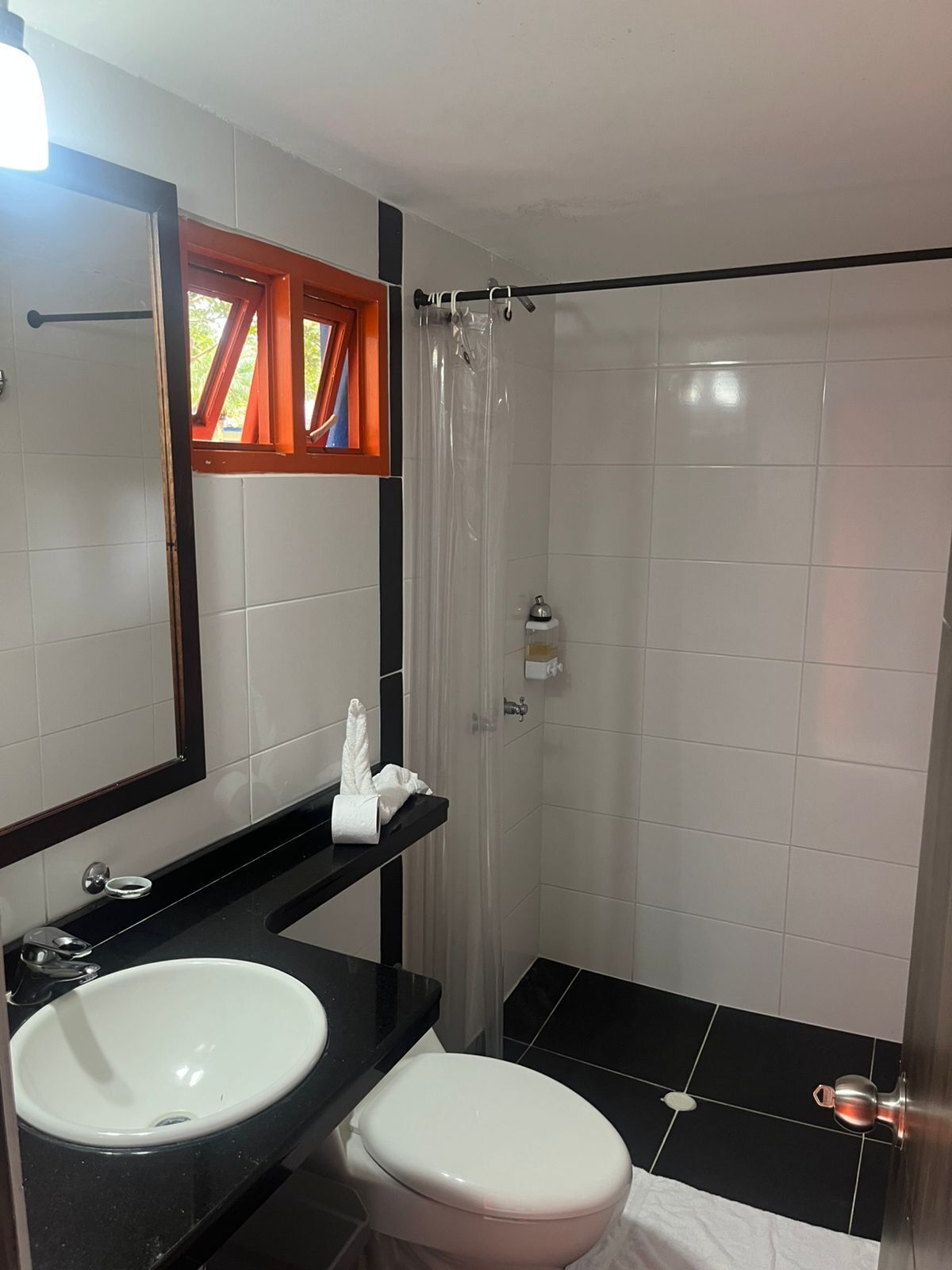 Superior tweepersoonskamer | Badkamer | Een douche, handdoeken, zeep, toiletpapier