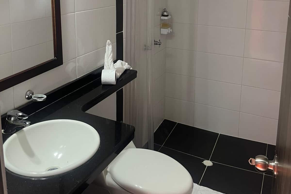 Habitación doble superior | Baño | Regadera, toallas, jabón, papel de baño