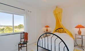 2 bedrooms, desk, iron/ironing board, WiFi