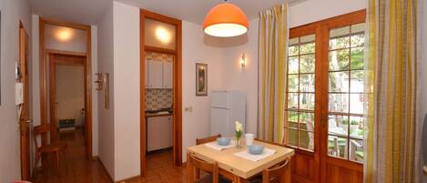 Apartment, 2 Schlafzimmer | Essbereich im Zimmer