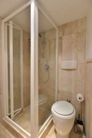 Duplex | Bathroom | Shower, hair dryer, bidet, towels