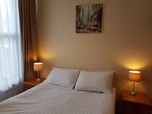 Blackout curtains, iron/ironing board, free WiFi, bed sheets - Royal Windsor Holiday Apartments (Blackpool)