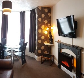 Flat-screen TV - Royal Windsor Holiday Apartments (Blackpool)