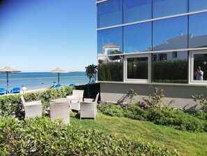 Villa, 2 habitaciones, vista a la playa, planta baja | 2 habitaciones y caja de seguridad en la habitación 