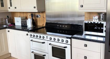 Historiallinen, kodikas kylän vetäytyminen hirsipaloilla, upeilla reunuksilla. Vuodepaikkoja 4/6