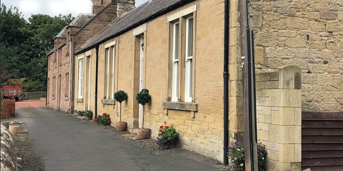 Historiallinen, kodikas kylän vetäytyminen hirsipaloilla, upeilla reunuksilla. Vuodepaikkoja 4/6