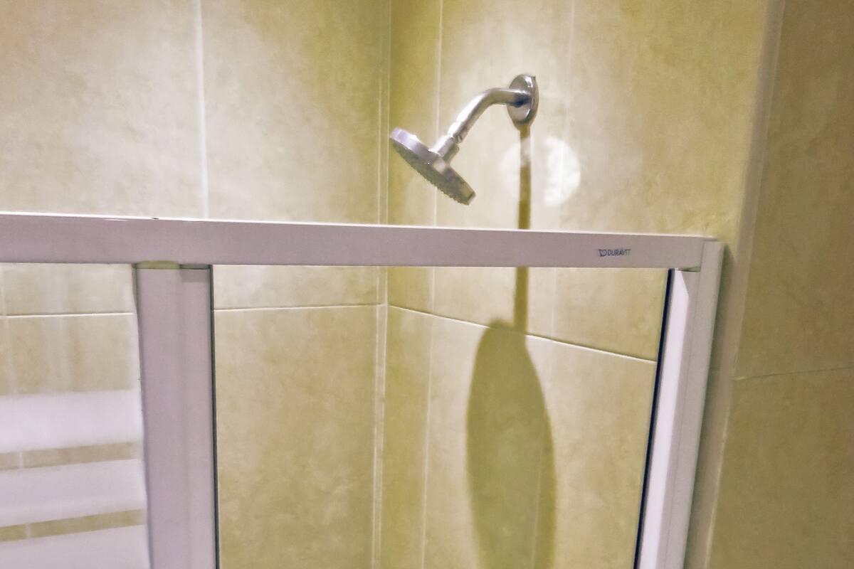 Habitación estándar con 1 cama doble o 2 individuales, vistas a la ciudad | Baño