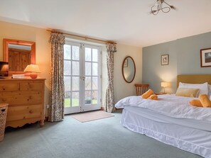 3 bedrooms, free WiFi, bed sheets - The Old School Penallt (Penallt, near Monmouth)