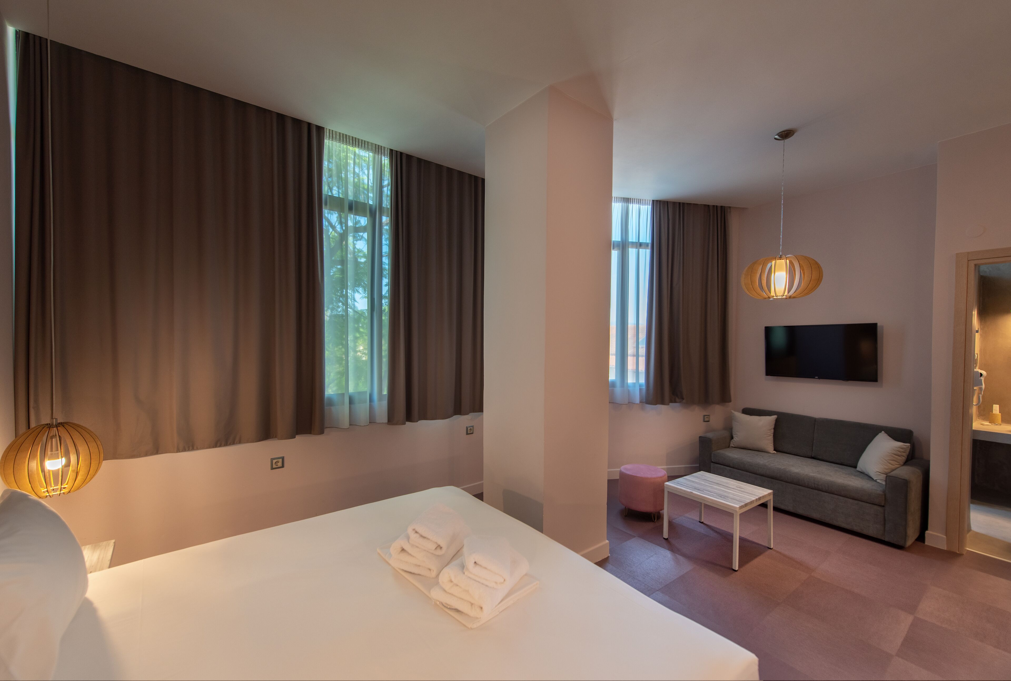 basic studio suite, pool view | egyptian cotton sheets, premium bedding, pillow-top beds, in-room safe