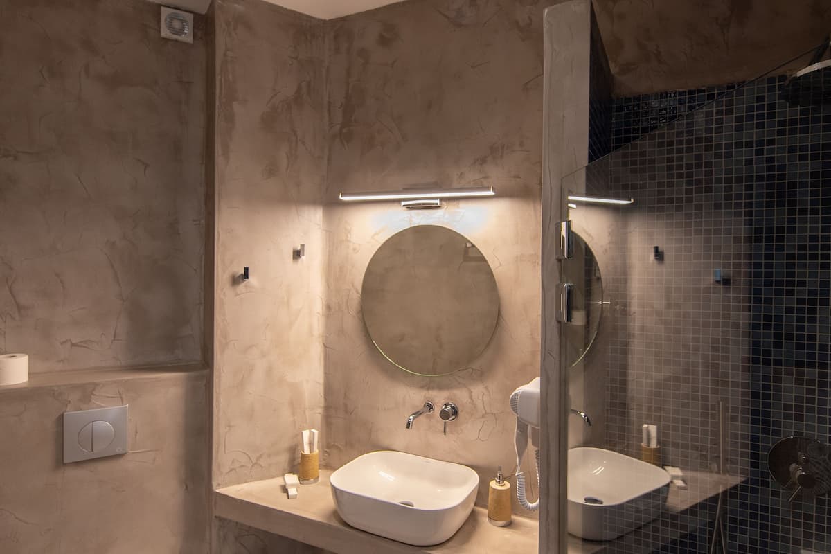 family triple room | bathroom | shower, rainfall showerhead, free toiletries, hair dryer