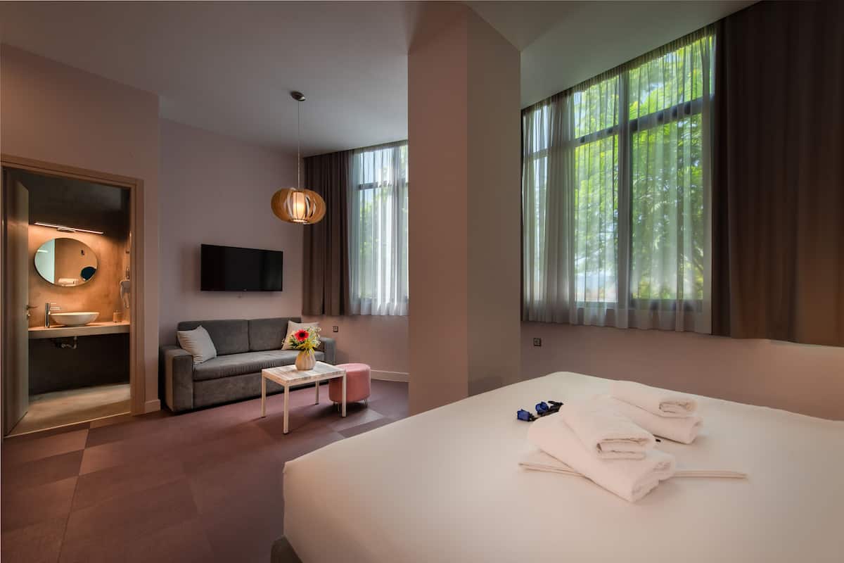 Basic Studio Suite, Pool View | Egyptian cotton sheets, premium bedding, pillow-top beds, in-room safe