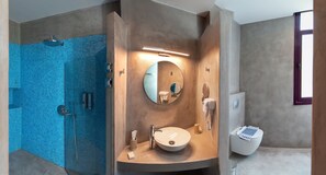 Studiosvit Basic - utsikt mot poolen | Badrum | Dusch, regndusch, gratis toalettartiklar och hårtork