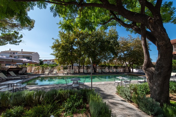 Una piscina al aire libre de temporada, tumbonas