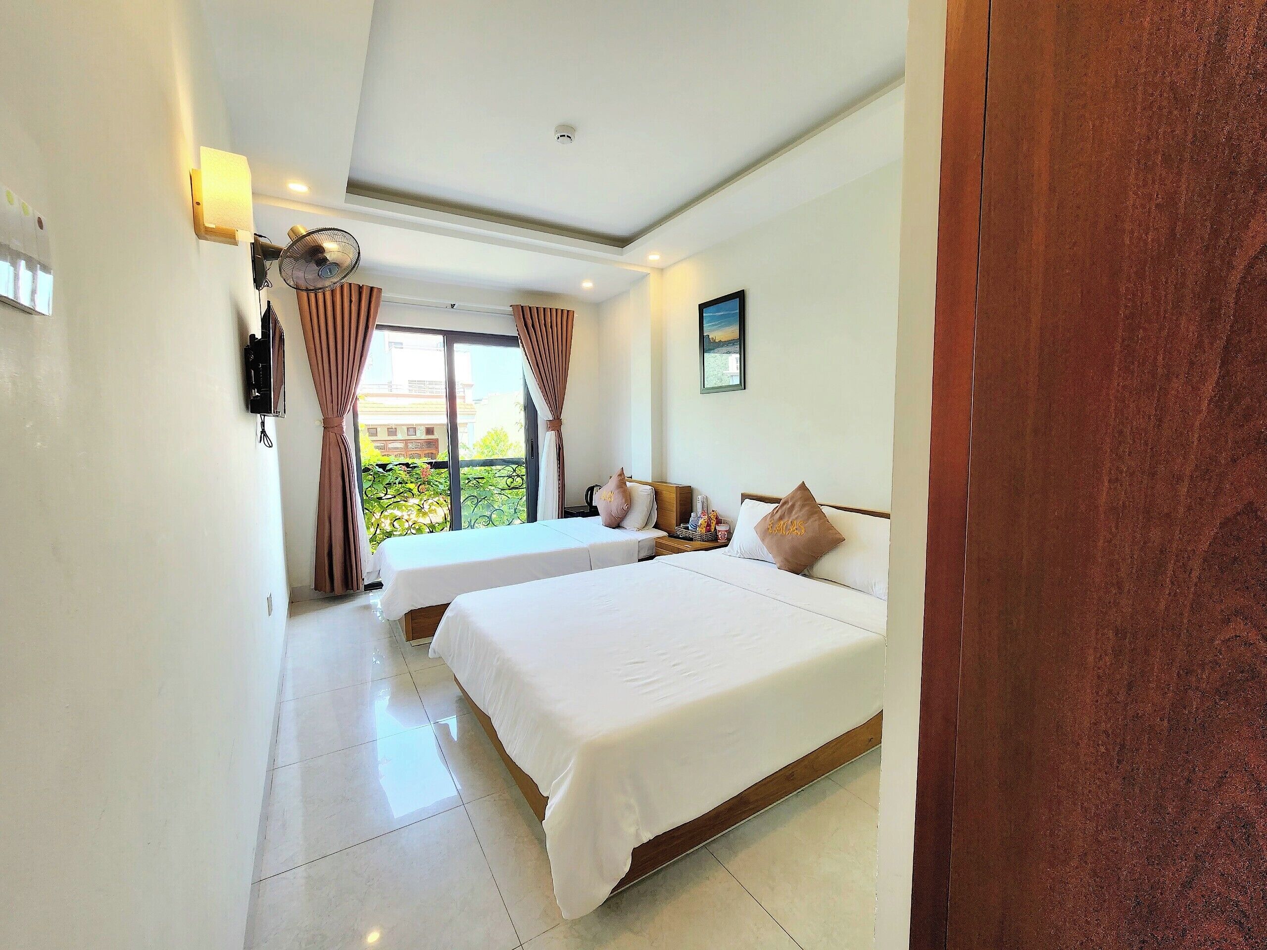 Deluxe Triple Room | Minibar, desk, soundproofing, iron/ironing board