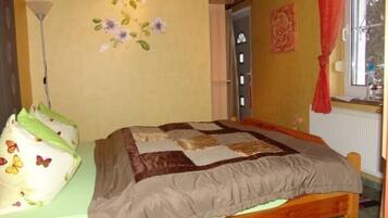 Iron/ironing board, travel crib, free WiFi, bed sheets