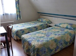 Habitació | Escriptori, planxa i posts de planxar i roba de llit 