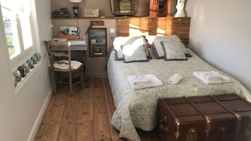 Egyptian cotton sheets, premium bedding, desk, free WiFi