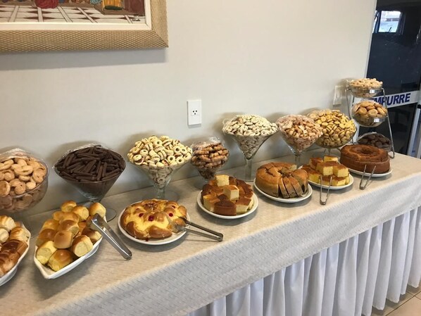 Free daily buffet breakfast - Porto Center Hotel (Luís Eduardo Magalhães)