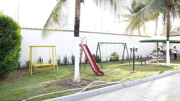 Área de juegos infantiles al aire libre
