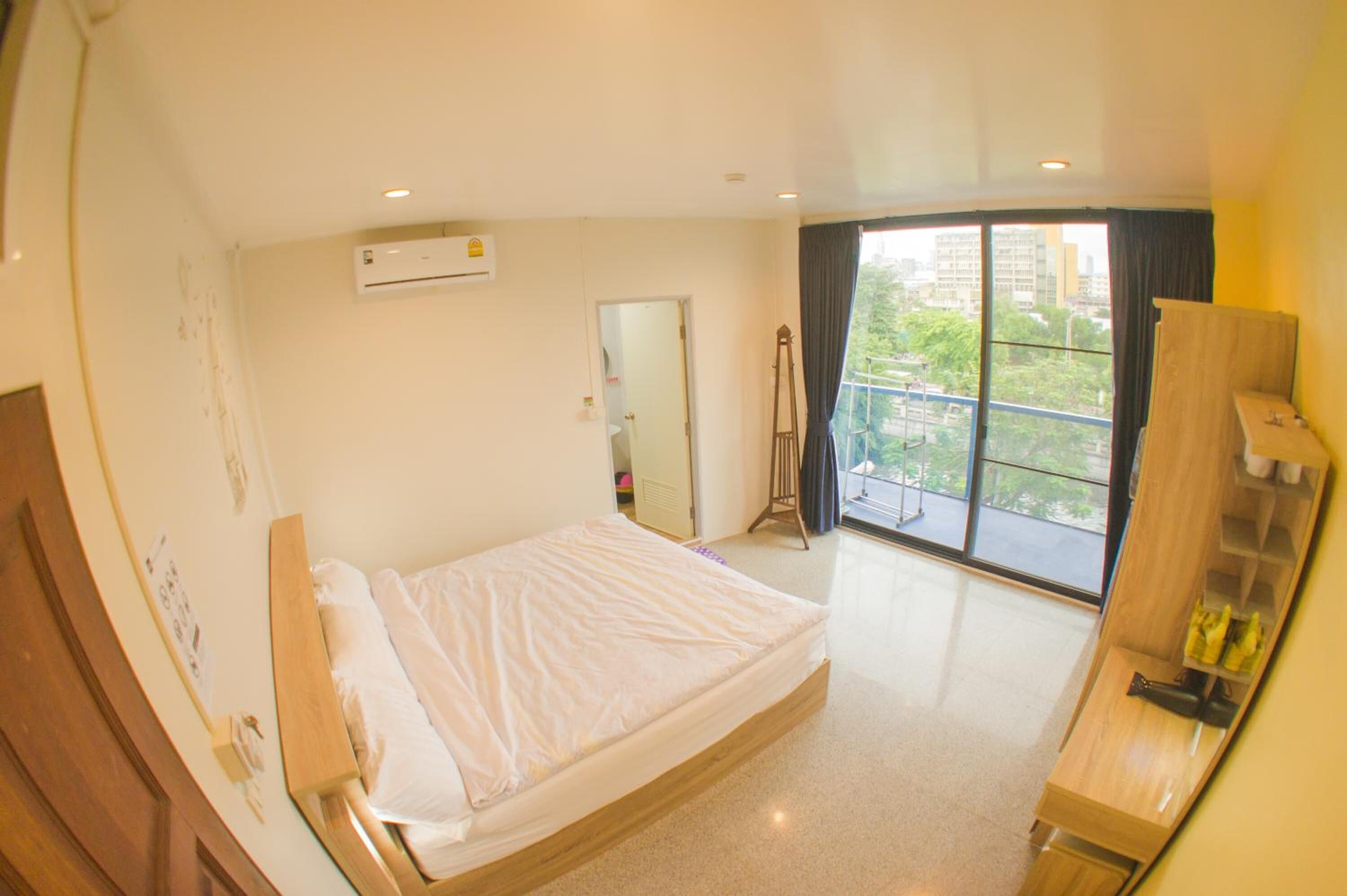 迷你吧、免费 WiFi、床单