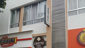 Hotel com placa indicando limite de idade entre 22 e 64 anos.